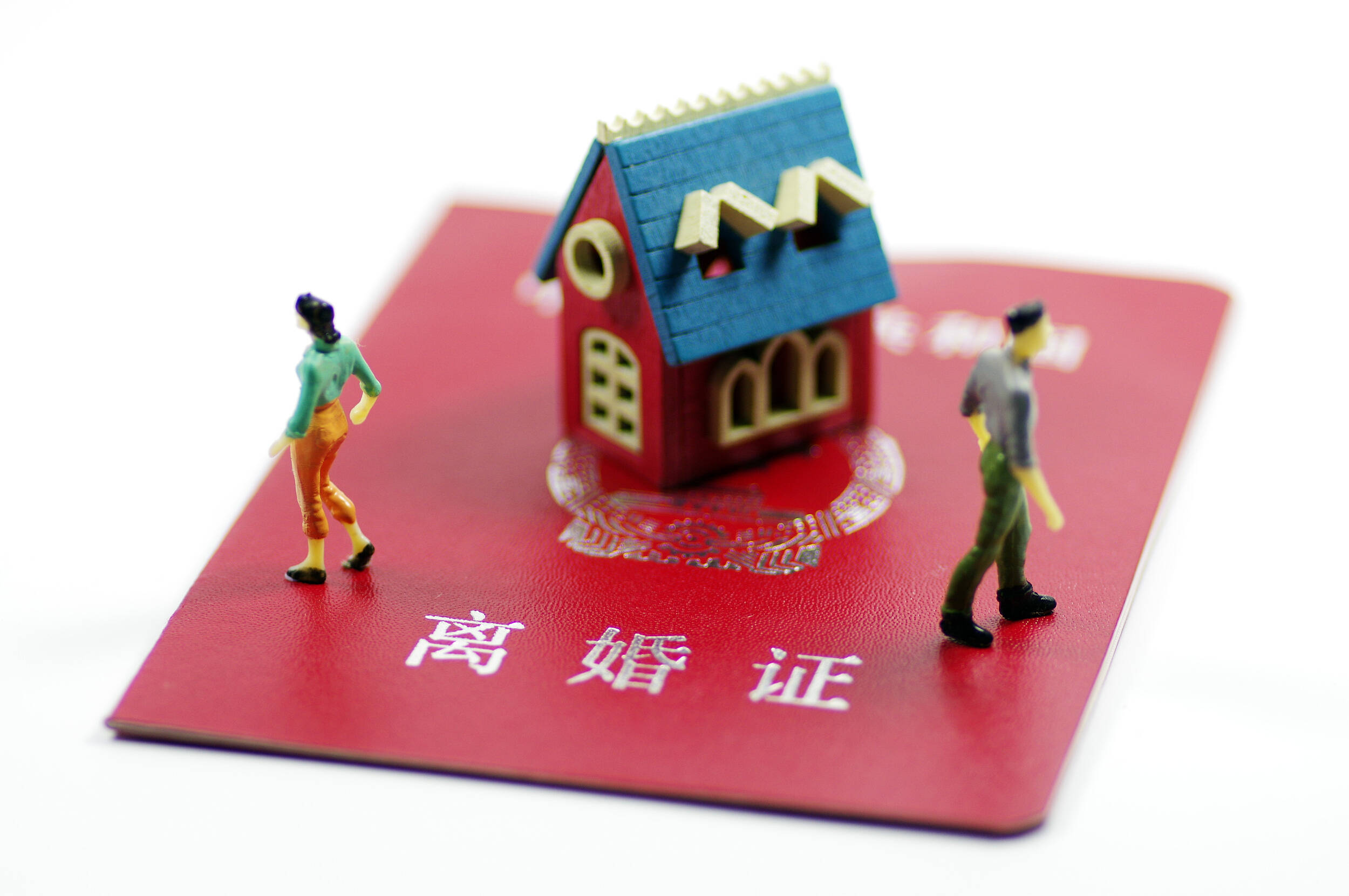 如何处理涉外离婚案件中的房产分割问题？