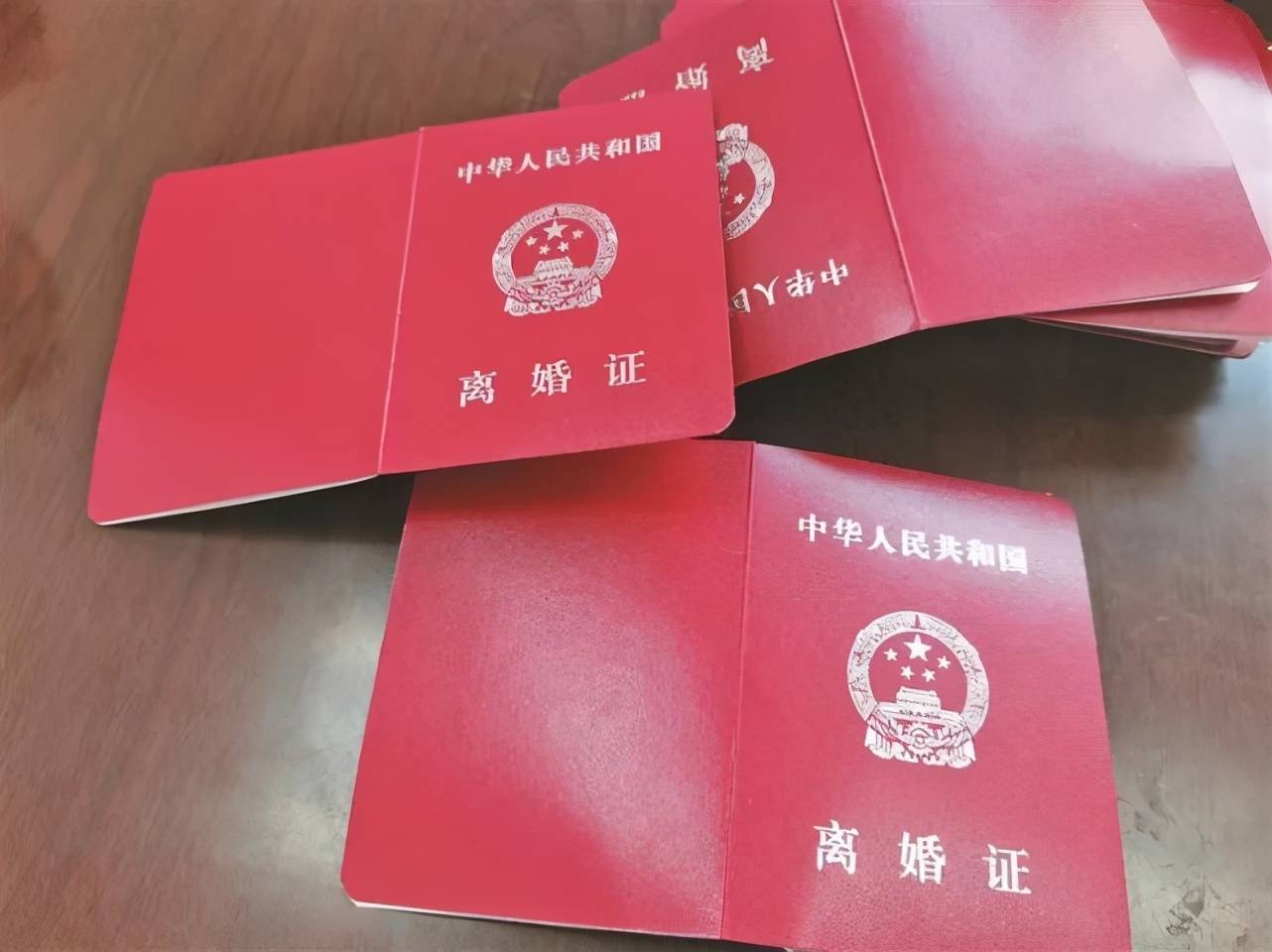 第二次起诉离婚是六个月还是一年之后？